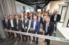 Foto: obs/Schüco International KG/Frank Peterschroeder
Andreas Engelhardt (2. v. re.), persönlich haftender Gesellschafter der Schüco International KG, eröffnet den Showroom des Unternehmens im Nextower, Frankfurt am Main. Weiterer Text über ots und www.presseportal.de/nr/16299 / Die Verwendung dieses Bildes ist für redaktionelle Zwecke honorarfrei. Veröffentlichung bitte unter Quellenangabe: "obs/Schüco International KG/Frank Peterschroeder"