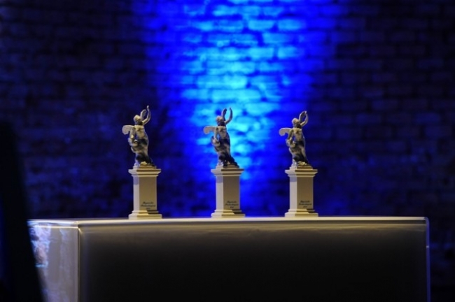 Foto: obs/Bayerischer Printpreis
Bayerischer Printpreis 2018: Neun Nominierte im Rennen um die Nike / Bekanntgabe der Gewinner am 24. Oktober im Rahmen der feierlichen Preisverleihung im Schloss Nymphenburg / Ministerpräsident Dr. Markus Söder vergibt Ehrenpreis Weiterer Text über ots und www.presseportal.de/nr/130416 / Die Verwendung dieses Bildes ist für redaktionelle Zwecke honorarfrei. Veröffentlichung bitte unter Quellenangabe: "obs/Bayerischer Printpreis"