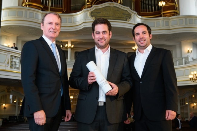 Foto: obs/Berenberg/PHIL DERA
Berenberg-Chef Dr. Hans-Walter Peters überreicht den Berenberg-Preis für unternehmerische Verantwortung an die Ritter-Sport-Beiratsmitglieder Moritz Ritter und Tim Hoppe (v. l.).
Fotograf: Phil Dera. Weiterer Text über ots und www.presseportal.de/nr/56380 / Die Verwendung dieses Bildes ist für redaktionelle Zwecke honorarfrei. Veröffentlichung bitte unter Quellenangabe: "obs/Berenberg/PHIL DERA"