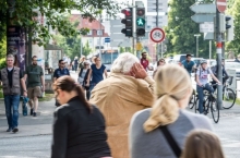 Foto:  obs/Bundesinnung der Hörakustiker KdöR/Olaf Malzahn
Gutes Hören für mehr Sicherheit im Straßenverkehr. Gutes Hören im Straßenverkehr ist wichtig, denn wer nicht gut hört, kann herannahende Fahrzeuge überhören und akustische Warnsignale wie Hupen oder Fahrradklingeln nur schwerer wahrnehmen.

Quelle: Bundesinnung der Hörakustiker (biha) KdöR
Abdruck honorarfrei bei Nennung der Quelle. Weiterer Text über ots und www.presseportal.de/nr/70547 / Die Verwendung dieses Bildes ist für redaktionelle Zwecke honorarfrei. Veröffentlichung bitte unter Quellenangabe: "obs/Bundesinnung der Hörakustiker KdöR/Olaf Malzahn"