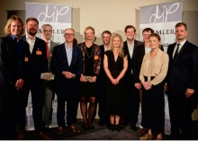 Foto: obs/djp - Deutscher Journalistenpreis/Erhardt Szakacs
Deutscher Journalistenpreis: Die Zeit, WirtschaftsWoche, Capital, brand eins, SZ Magazin und Frankfurter Neue Presse ausgezeichnet mit dem djp 2018 / Die Preisträger des 12. Deutschen Journalistenpreises 2018 (djp) v.l.n.r.: Claus Hecking, Georg Fahrion, Panagiotis Koutoumanos, Rüdiger Kiani-Kreß, Lisa Nienhaus, Henryk Hielscher, Barbara Bachmann, Till Krause, Jens Tönnesmann, Caterina Lobenstein, Mark Böschen Weiterer Text über ots und www.presseportal.de/nr/67573 / Die Verwendung dieses Bildes ist für redaktionelle Zwecke honorarfrei. Veröffentlichung bitte unter Quellenangabe: "obs/djp - Deutscher Journalistenpreis/Erhardt Szakacs"