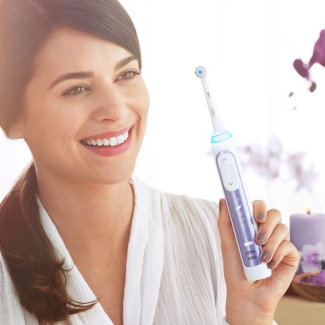 Foto:  obs/Oral-B/©Oral-B
©Oral-B. Die Oral-B GENIUS 10000 sieht individuelle Zahnfleischproblemzonen im Mundraum - und hilft so, Zahnfleischbluten durch die Verbesserung der Putzroutine zu bekämpfen. Weiterer Text über ots und www.presseportal.de/nr/67403 / Die Verwendung dieses Bildes ist für redaktionelle Zwecke honorarfrei. Veröffentlichung bitte unter Quellenangabe: "obs/Oral-B/©Oral-B"