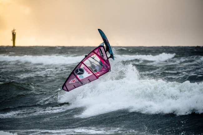Foto: obs/Mercedes-Benz Windsurf World Cup / Green Seven Summit/Tino Wichmann
Sarah-Quita Offringa, ARU-91 siegt auf Sylt in der Welle Weiterer Text über ots und www.presseportal.de/nr/136667 / Die Verwendung dieses Bildes ist für redaktionelle Zwecke honorarfrei. Veröffentlichung bitte unter Quellenangabe: "obs/Mercedes-Benz Windsurf World Cup / Green Seven Summit/Tino Wichmann"