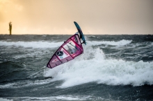 Foto:  obs/Mercedes-Benz Windsurf World Cup / Green Seven Summit/Tino Wichmann
Sarah-Quita Offringa, ARU-91 siegt auf Sylt in der Welle Weiterer Text über ots und www.presseportal.de/nr/136667 / Die Verwendung dieses Bildes ist für redaktionelle Zwecke honorarfrei. Veröffentlichung bitte unter Quellenangabe: "obs/Mercedes-Benz Windsurf World Cup / Green Seven Summit/Tino Wichmann"