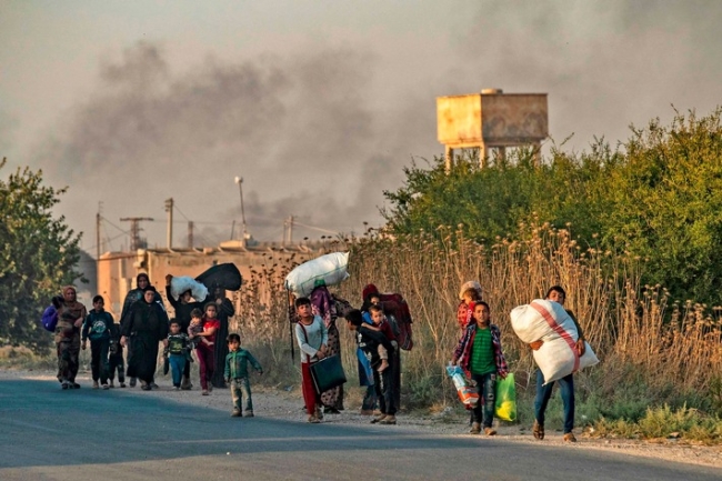 Foto:  obs/UNO-Flüchtlingshilfe e.V./UNHCR /Ritzau Scanpix
Mit ihren wenigen Habseligkeiten flüchten Menschen aus der Stadt Ras al-Ain, Provinz Hasakeh, Nordostsyrien. Nach der neuen Gewalteskaltation sind mittlerwiele mehr als 160.000 Syrer auf der Flucht. Weiterer Text über ots und www.presseportal.de/nr/63012 / Die Verwendung dieses Bildes ist für redaktionelle Zwecke honorarfrei. Veröffentlichung bitte unter Quellenangabe: "obs/UNO-Flüchtlingshilfe e.V./UNHCR /Ritzau Scanpix"