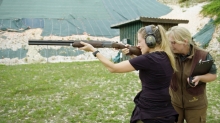 Foto:  obs/(c) Radio Bremen - Andy Lehmann
Y-Kollektiv- und Rabiat-Reporterin Katja Doehne beim Schiesstraining in der Jagdschule, Disziplin Skeet-Schiessen auf Tontauben. / Rabiat: Auf der Jagd - Radio Bremen im Ersten - Mo., 21.10. - File im Vorführraum des Presseservice Das Erste verfügbar / Weiterer Text über ots und www.presseportal.de/nr/118095 / Die Verwendung dieses Bildes ist für redaktionelle Zwecke honorarfrei. Veröffentlichung bitte unter Quellenangabe: "obs/(c) Radio Bremen - Andy Lehmann"