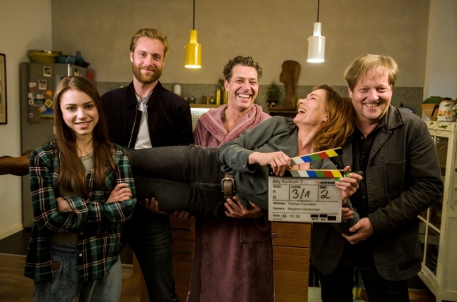 Foto: obs/SWR - Das Erste/Martin Valentin Menke
SÜDWESTRUNDFUNK
Dramatischer Fall für Gerichtsvollzieherin Billy Kuckuck - Drehstart für den dritten Film der Reihe mit Aglaia Szyszkowitz "Billy Kuckuck - Aber bitte mit Sahne!