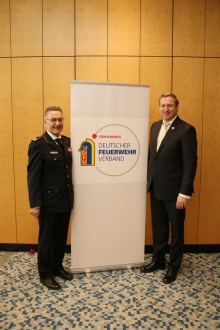 Dr. Christian von Boetticher (rechts) leitet künftig den Förderkreis des Deutschen Feuerwehrverbandes. DFV-Präsident Hartmut Ziebs gratuliert.