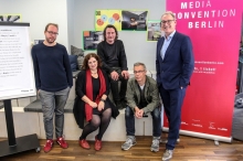 Foto:  obs/Medienboard Berlin-Brandenburg GmbH
V.l.n.r.: Markus Beckedahl (Gründer re:publica), Dr. Anja Zimmer (Direktorin Medienanstalt Berlin-Brandenburg), Andreas Gebhard (Geschäftsführer & Gründer re:publica), Johnny Haeusler (Gründer re:publica) und Helge Jürgens (Geschäftsführer Medienboard Berlin-Brandenburg). Weiterer Text über ots und www.presseportal.de/nr/55091 / Die Verwendung dieses Bildes ist für redaktionelle Zwecke honorarfrei. Veröffentlichung bitte unter Quellenangabe: "obs/Medienboard Berlin-Brandenburg GmbH"