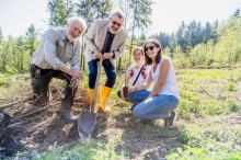 Foto:  obs/Deutsches Rotes Kreuz in Hessen Volunta gGmbH/DennisMoebus
Anpacken für den Klimaschutz: Jugendliche im Freiwilligen Sozialen Jahr pflanzen Bäume. Weiterer Text über ots und www.presseportal.de/nr/134066 / Die Verwendung dieses Bildes ist für redaktionelle Zwecke honorarfrei. Veröffentlichung bitte unter Quellenangabe: "obs/Deutsches Rotes Kreuz in Hessen Volunta gGmbH/DennisMoebus"