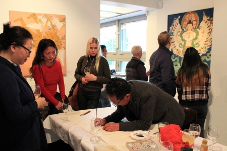 Der tibetische Maler Danzeng Dajie gibt den Besuchern der Vernissage einen Einblick in die tibetische Thangka-Malerei