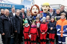 Foto:  obs/Hessische Jugendfeuerwehr/Stefanie Koesling
Viel Action bei den Jugendfeuerwehr-Aktionstagen im Main-Taunus-Zentrum Sulzbach. V.l.n.r.: Dr. Frank Blasch (Bürgermeister Bad Soden/Taunus), Norbert Fischer (stv. Präsident des Landesfeuerwehrverbands Hessen), Matthias Borutta (Centermanager), Dr. h.c. Ralf Ackermann (Präsident des Landesfeuerwehrverbands Hessen), Peter Beuth (Hessischer Minister des Innern und für Sport), die Jugendfeuerwehr-Superhelden Hydro-Girl und Captain Firefighter sowie Markus Potthof (hessischer Landesjugendfeuerwehrwart)und Elmar Bociek (Bürgermeister Sulzbach) mit großen und kleinen Vertretern der Hessischen Kinder- und Jugendfeuerwehr Weiterer Text über ots und www.presseportal.de/nr/134492 / Die Verwendung dieses Bildes ist für redaktionelle Zwecke honorarfrei. Veröffentlichung bitte unter Quellenangabe: "obs/Hessische Jugendfeuerwehr/Stefanie Koesling"