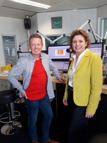 Foto:  obs/MAASS-GENAU - Das Medienbüro/Helmer Litzke, RTL Radio
"FRAGEN WIR DOCH!"-Moderator Helmer Litzke mit FDP-Politikerin Nicola Beer im RTL Radio-Studio in Berlin. Weiterer Text über ots und www.presseportal.de/nr/122267 / Die Verwendung dieses Bildes ist für redaktionelle Zwecke honorarfrei. Veröffentlichung bitte unter Quellenangabe: "obs/MAASS-GENAU - Das Medienbüro/Helmer Litzke, RTL Radio"