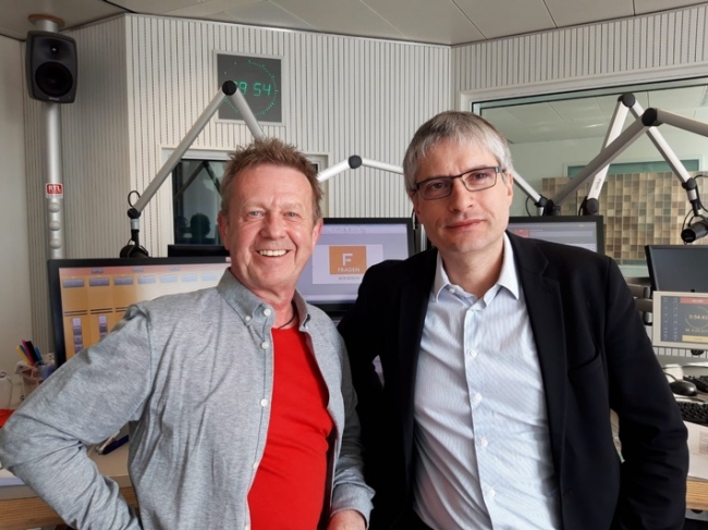 Foto: obs/MAASS-GENAU - Das Medienbüro/Helmer Litzke, RTL Radio
"FRAGEN WIR DOCH!"-Moderator Helmer Litzke mit GRÜNEN-Politiker Sven Giegold im RTL Radio-Studio in Berlin. Weiterer Text über ots und www.presseportal.de/nr/122267 / Die Verwendung dieses Bildes ist für redaktionelle Zwecke honorarfrei. Veröffentlichung bitte unter Quellenangabe: "obs/MAASS-GENAU - Das Medienbüro/Helmer Litzke, RTL Radio"