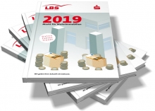 Foto: obs/LBS Bundesgeschäftsstelle
LBS erwarten für 2019 einen Preisanstieg zwischen 4 und 6 Prozent - Enorme regionale Wohnungsmarktunterschiede - Städte in Süddeutschland bleiben Preisführer. Die Landesbausparkassen (LBS) sehen noch keine Entspannung auf dem deutschen Wohnungsmarkt. Ihre aktuelle Frühjahrsumfrage unter 600 Immobilienvermittlern von LBS und Sparkassen signalisiert vielmehr spürbare, über der Gesamtinflationsrate liegende Preisanstiege zwischen 4 und 6 Prozent bis Jahresende. »Eine unverändert hohe Nachfrage nach Kaufobjekten bei gleichzeitig schrumpfendem Angebot im Bestand und einem noch nicht ausreichenden Neubau prägt weiterhin den Wohnungsmarkt«, so Verbandsdirektor Axel Guthmann heute bei der Vorstellung der LBS-Analyse »Markt für Wohnimmobilien 2019« in Berlin. Zugleich machte er Hoffnungen darauf, dass sich die Situation alsbald etwas normalisieren könnte, wenn die Bautätigkeit auf hohem Niveau gehalten werden kann und schon genehmigte Objekte zügig fertiggestellt werden. Die Preissteigerungen betreffen der Analyse zufolge alle untersuchten Teilmärkte, also freistehende Eigenheime und Reihenhäuser, neue und gebrauchte Eigentumswohnungen sowie Bauland. Der größte Preisdruck mit erwarteten Steigerungen sogar über 6 Prozent ist beim Bauland zu registrieren. Aber auch bei den übrigen Objekten hält das Angebot mit der hohen Nachfrage sowohl von Selbstnutzern als auch von Kapitalanlegern nicht Schritt. Ein weiteres Ergebnis der diesjährigen Umfrage: die angespannte Lage auf dem deutschen Wohnungsmarkt insbesondere in den größten Städten und ihrem Umland sowie vielen Universitätsstädten hat sich mittlerweile ausgedehnt auf prosperierende Mittelstädte. Weiterer Text über ots und www.presseportal.de/nr/35604 / Die Verwendung dieses Bildes ist für redaktionelle Zwecke honorarfrei. Veröffentlichung bitte unter Quellenangabe: "obs/LBS Bundesgeschäftsstelle"
