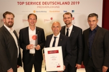 Foto:  obs/DVAG Deutsche Vermögensberatung AG
Die Auszeichnung der DVAG für "TOP SERVICEDeutschland