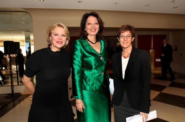 Foto: obs/Mestemacher GmbH/Agentur Baganz
Das Bild stammt aus dem Jahr 2011: Prof. Dr. Ulrike Detmers, Initiatorin MESTEMACHER PREIS MANAGERIN DES JAHRES; Dr. Angelika Dammann, Founder und CEO, DIC - Dammann International Consult, Annegret
Kramp-Karrenbauer, Vorsitzende der CDU Deutschlands. Foto: Agentur Baganz. Weiterer Text über ots und www.presseportal.de/nr/51886 / Die Verwendung dieses Bildes ist für redaktionelle Zwecke honorarfrei. Veröffentlichung bitte unter Quellenangabe: "obs/Mestemacher GmbH/Agentur Baganz"