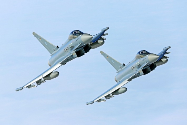 Zwei Kampfflugzeuge vom Typ Eurofighter vom Taktischen Luftwaffengeschwader 73 "Steinhoff