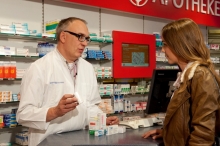 Foto: obs/ABDA Bundesvgg. Dt. Apothekerverbände/Deutscher Apothekerverband (DAV)
Das Deutsche Arzneiprüfungsinstitut e.V. (DAPI) hat für das Jahr 2018 nur Einsparungen in Höhe von 124 Mio. Euro durch die Abgabe von preisgünstigen Importarzneimitteln errechnet. Durch Rabattverträge haben die Krankenkassen hingegen im gleichen Jahr jedoch 4,4 Mrd. Euro eingespart. Weiterer Text über ots und www.presseportal.de/nr/7002 / Die Verwendung dieses Bildes ist für redaktionelle Zwecke honorarfrei. Veröffentlichung bitte unter Quellenangabe: "obs/ABDA Bundesvgg. Dt. Apothekerverbände/Deutscher Apothekerverband (DAV)"