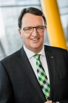 Foto: obs/LVM-Versicherung/LVM Versicherung/Andreas Loechte
Werner Schmidt, der 22 Jahre lang im Vorstand die IT-Entwicklung der LVM-Versicherung maßgeblich mitgestaltet hat, geht zum 30. Juni 2019 in den Ruhestand. Zum 1. Juli 2019 übernimmt Marcus Loskant als Nachfolger von Werner Schmidt die Verantwortung für das IT-Ressort. Weiterer Text über ots und www.presseportal.de/nr/20033 / Die Verwendung dieses Bildes ist für redaktionelle Zwecke honorarfrei. Veröffentlichung bitte unter Quellenangabe: "obs/LVM-Versicherung/LVM Versicherung/Andreas Loechte"