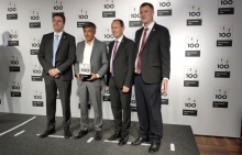 Foto:  obs/BWI GmbH
Frank Leidenberger, Geschäftsführer BWI GmbH, Frank Hornbach und Jens Hintze aus dem Innovations Management der BWI nehmen die Auszeichnung "TOP 100