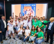 Foto:  obs/BG RCI/Volker Wiciok
Sicherheit von Anfang an! / Großer Jubel in Willingen: Die Auszubildenden der Yncoris GmbH & Co. KG (weiße Shirts) sicherten sich beim BG RCI-Azubi-Wettbewerb den Sieg im Teamwettbewerb, das Team Grün gewann den Einzelwettbewerb. Stefan Weis, Hauptgeschäftsführer der BG RCI (rechts) und Helmut Ehnes, Präventionsleiter der BG RCI, gratulierten. Weiterer Text über ots und www.presseportal.de/nr/120179 / Die Verwendung dieses Bildes ist für redaktionelle Zwecke honorarfrei. Veröffentlichung bitte unter Quellenangabe: "obs/BG RCI/Volker Wiciok"