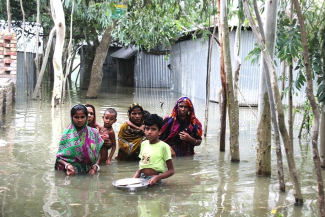 Foto:  obs/Help - Hilfe zur Selbsthilfe e.V./©Help - Hilfe zur Selbsthilfe
Sintflutartige Regenfälle in Südasien haben auch die Rohingya Camps in Bangladesch erfasst. Solche Naturkatastrophen verschlimmern die ohnehin prekäre Situation der Familien in den Camps weiter. Help repariert Sanitäranlagen in den Camps und verhindert so, dass Krankheitserreger sich unkontrolliert durch die Wassermassen verbreiten. Weitere Nothilfemaßnahmen sind dringend nötig, denn es fehlt jetzt an allem. Weiterer Text über ots und www.presseportal.de/nr/15739 / Die Verwendung dieses Bildes ist für redaktionelle Zwecke honorarfrei. Veröffentlichung bitte unter Quellenangabe: "obs/Help - Hilfe zur Selbsthilfe e.V./©Help - Hilfe zur Selbsthilfe"