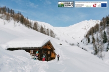 Blitzblauer Himmel, perfekt präparierte Pisten und Schnee, wohin das Auge reicht - das Tiroler Bergpanorama bietet den Gästen von Urlaub am Bauernhof Tirol herrliche Winterlandschaft und Abfahrten, die massenhaft Spaß machen. Die zwei Bretter, die die Welt bedeuten, werden entweder durch unmittelbarer Pistennähe einiger Höfe von Urlaub am Bauernhof Tirol direkt ab Hof angeschnallt. Ansonsten bietet es sich an, die vielen Skibusse zu nutzen, die die Gäste bequem in die nächstgelegenen Skigebiete bringen. So steht einem Tag auf der Piste mit herrlichen Abfahrten nichts mehr im Weg.