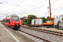 Vom Baugrundstück sind es nur wenige Meter zum Bahngleis. Wegen der hohen Schallschutzanforderungen sagten Bauunternehmen reihenweise ab. Foto: Dennert Massivhaus