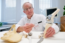 Prof. Dr. Rüdiger Smektala erläutert die Funktionalität eines künstlichen Kniegelenkes
(Quelle: Fotoabteilung, UK Knappschaftskrankenhaus Bochum)