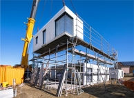 Die massiven Raummodule werden montagefertig auf der Baustelle angeliefert.