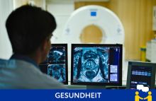 Ein Mitarbeiter arbeitet im Kontrollraum des Deutschen Krebsforschungszentrum (DKFZ). Unter dieser Rubrik "Gesundheit
