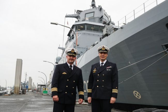 Der neue und alte Kommandant der Besatzung "Delta", Fregattenkapitän von der Lühe (links) und Fregattenkapitän Bornkessel (rechts).