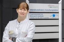 Prof. Dr. med. Stephanie Joachim vor dem Forschungslabor am Knappschaftskrankenhaus (Quelle: Raphael Mueller, UK Knappschaftskrankenhaus Bochum)