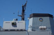 Der Laserwaffendemonstrator ist in einem 20-Fuß-Container integriert, der auf Deck der Fregatte "Sachsen