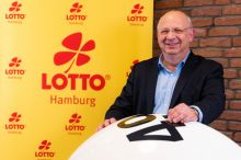 Torsten Meinberg ist Geschäftsführer von LOTTO Hamburg und zugleich Vorsitzender der AG Spielerschutz und Prävention im Deutschen Lotto- und Totoblock, DLTB. Er fordert konsequentes Vorgehen gegen Produktpiraterie und illegales Glücksspiel. / Weiterer Text über ots und www.presseportal.de/nr/62618 / Die Verwendung dieses Bildes ist für redaktionelle Zwecke unter Beachtung ggf. genannter Nutzungsbedingungen honorarfrei. Veröffentlichung bitte mit Bildrechte-Hinweis.