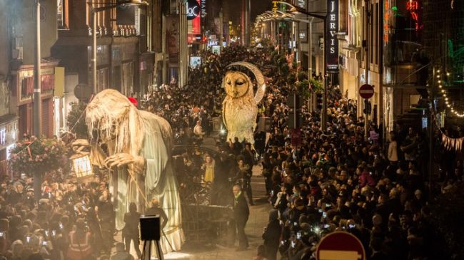 An Halloween verwandelt sich die grüne Insel in eine Anderswelt wie hier bei der Macnas Parade in Galway. / Weiterer Text über ots und www.presseportal.de/nr/51158 / Die Verwendung dieses Bildes für redaktionelle Zwecke ist unter Beachtung aller mitgeteilten Nutzungsbedingungen zulässig und dann auch honorarfrei. Veröffentlichung ausschließlich mit Bildrechte-Hinweis.