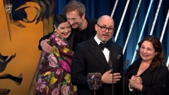 v.l.n.r.: Isabella Rosselini, Volker Bertelmann, Edward Berger und Tessa Ross bei der BAFTA-Verleihung 2025
Credit: BAFTA Film Awards / Weiterer Text über ots und www.presseportal.de/nr/136327 / Die Verwendung dieses Bildes für redaktionelle Zwecke ist unter Beachtung aller mitgeteilten Nutzungsbedingungen zulässig und dann auch honorarfrei. Veröffentlichung ausschließlich mit Bildrechte-Hinweis.