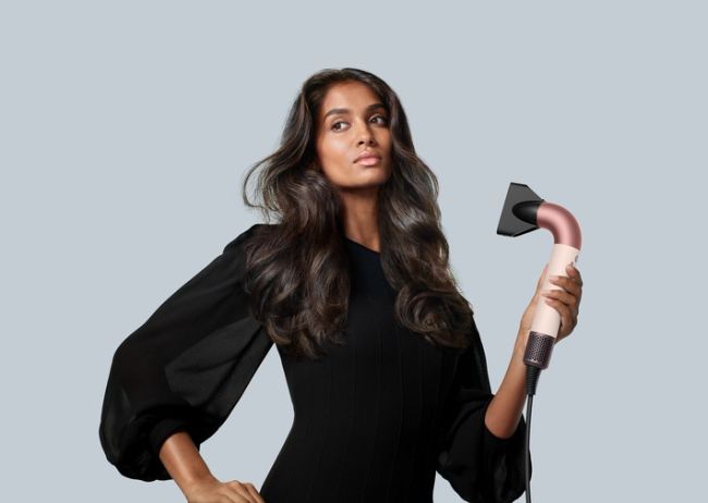 Mit dem neuen Dyson Supersonic r Haartrockner gelingen Stylings wie im Profi-Salon; Fotocredit Dyson / Weiterer Text über ots und www.presseportal.de/nr/17136 / Die Verwendung dieses Bildes für redaktionelle Zwecke ist unter Beachtung aller mitgeteilten Nutzungsbedingungen zulässig und dann auch honorarfrei. Veröffentlichung ausschließlich mit Bildrechte-Hinweis.