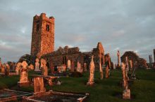 Auch der Hill of Slane gehört zu den Wirkungsstätten des heiligen Patrick, hier begann die Bekehrung der Iren zum Christentum. Nicht nur an seinem Ehrentag ist der Hügel einen Besuch wert. / Weiterer Text über ots und www.presseportal.de/nr/51158 / Die Verwendung dieses Bildes für redaktionelle Zwecke ist unter Beachtung aller mitgeteilten Nutzungsbedingungen zulässig und dann auch honorarfrei. Veröffentlichung ausschließlich mit Bildrechte-Hinweis.