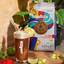 ¡Tierra! For Cuba-Coffeenade: Die erfrischende Kombination aus Cold Brew, Kardamom-Tee, Limettensaft und Süße sorgt für eine fruchtig-frische Coffeenade / Weiterer Text über ots und www.presseportal.de/nr/42304 / Die Verwendung dieses Bildes für redaktionelle Zwecke ist unter Beachtung aller mitgeteilten Nutzungsbedingungen zulässig und dann auch honorarfrei. Veröffentlichung ausschließlich mit Bildrechte-Hinweis.