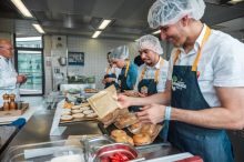 Aus ganz Deutschland und Österreich reisten Nachwuchskräfte der Systemgastronomie zum alljährlich größten Wettbewerb der Branche an, um sich in Praxis wie Theorie zu messen. / Weiterer Text über ots und www.presseportal.de/nr/156852 / Die Verwendung dieses Bildes für redaktionelle Zwecke ist unter Beachtung aller mitgeteilten Nutzungsbedingungen zulässig und dann auch honorarfrei. Veröffentlichung ausschließlich mit Bildrechte-Hinweis.