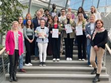 Ausbildung zur Pflegefachfrau beziehungsweise zum Pflegefachmann erfolgreich abgeschlossen: Die Absolventen am RHÖN-KLINIKUM Campus Bad Neustadt. Mit ihnen freuen sich: Lisanne Wiese, Personalleiterin (l.) sowie Hannah Gilles, Geschäftsführende Direktorin am Campus (2. v. r.) und Katrin Manzau, Schulgesamtleitung der Berufsfachschulen der RHÖN-KLINIKUM AG (r.). / Weiterer Text über ots und www.presseportal.de/nr/109212 / Die Verwendung dieses Bildes für redaktionelle Zwecke ist unter Beachtung aller mitgeteilten Nutzungsbedingungen zulässig und dann auch honorarfrei. Veröffentlichung ausschließlich mit Bildrechte-Hinweis.