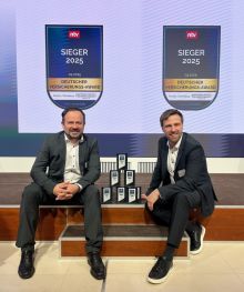 In Berlin nahmen Ortwin Schmidt (links), Leiter Direktvertrieb der EUROPA, und Thomas Pollmer, Leiter Produktmanagement Leben bei der EUROPA, die Trophäen entgegen. / Weiterer Text über ots und www.presseportal.de/nr/137981 / Die Verwendung dieses Bildes für redaktionelle Zwecke ist unter Beachtung aller mitgeteilten Nutzungsbedingungen zulässig und dann auch honorarfrei. Veröffentlichung ausschließlich mit Bildrechte-Hinweis.