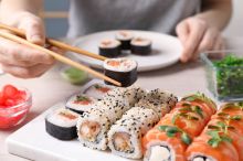 Sushi passt wie kaum ein anderes Gericht in die aktuellen Ernährungstrends: Es ist leicht, nährstoffreich, optisch ansprechend und ideal für unterwegs. / Weiterer Text über ots und www.presseportal.de/nr/41894 / Die Verwendung dieses Bildes für redaktionelle Zwecke ist unter Beachtung aller mitgeteilten Nutzungsbedingungen zulässig und dann auch honorarfrei. Veröffentlichung ausschließlich mit Bildrechte-Hinweis.