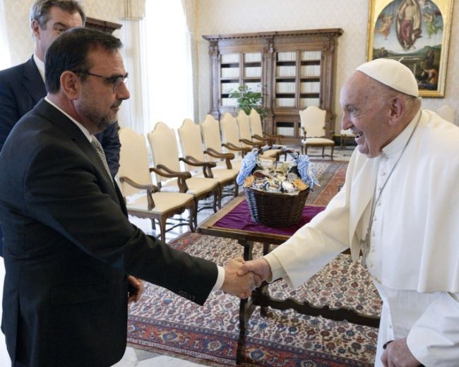 Klaus Holetschek und Ministerpräsident Dr. Markus Söder bei der Papst-Audienz im Mai 2024 in Rom / Weiterer Text über ots und www.presseportal.de/nr/53955 / Die Verwendung dieses Bildes für redaktionelle Zwecke ist unter Beachtung aller mitgeteilten Nutzungsbedingungen zulässig und dann auch honorarfrei. Veröffentlichung ausschließlich mit Bildrechte-Hinweis.