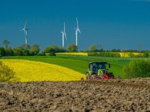 Die leuchtend gelben Blüten des Winterrapses prägen im Frühjahr nicht nur die deutschen Landschaften, sondern auch weite Teile Europas und der Welt. Was viele nicht wissen: Der weltweite Erfolg dieser Kulturpflanze ist eng mit der Arbeit deutscher Pflanzenzüchter verknüpft. / Weiterer Text über ots und www.presseportal.de/nr/15598 / Die Verwendung dieses Bildes für redaktionelle Zwecke ist unter Beachtung aller mitgeteilten Nutzungsbedingungen zulässig und dann auch honorarfrei. Veröffentlichung ausschließlich mit Bildrechte-Hinweis.