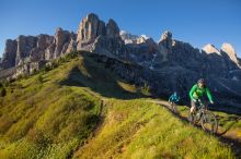 Sommerstart im Val Gardena - rauf aufs Rad und rein ins Abenteuer / Weiterer Text über ots und www.presseportal.de/nr/177408 / Die Verwendung dieses Bildes für redaktionelle Zwecke ist unter Beachtung aller mitgeteilten Nutzungsbedingungen zulässig und dann auch honorarfrei. Veröffentlichung ausschließlich mit Bildrechte-Hinweis.