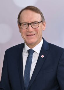 Thomas Preis ist Präsident der ABDA - Bundesvereinigung Deutscher Apothekerverbände und leitet eine Apotheke in Köln. / Weiterer Text über ots und www.presseportal.de/nr/7002 / Die Verwendung dieses Bildes für redaktionelle Zwecke ist unter Beachtung aller mitgeteilten Nutzungsbedingungen zulässig und dann auch honorarfrei. Veröffentlichung ausschließlich mit Bildrechte-Hinweis.