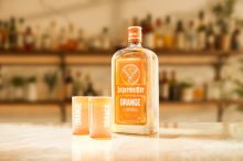 Jägermeister ORANGE Flasche mit Shotgläsern / Weiterer Text über ots und www.presseportal.de/nr/151064 / Die Verwendung dieses Bildes für redaktionelle Zwecke ist unter Beachtung aller mitgeteilten Nutzungsbedingungen zulässig und dann auch honorarfrei. Veröffentlichung ausschließlich mit Bildrechte-Hinweis.